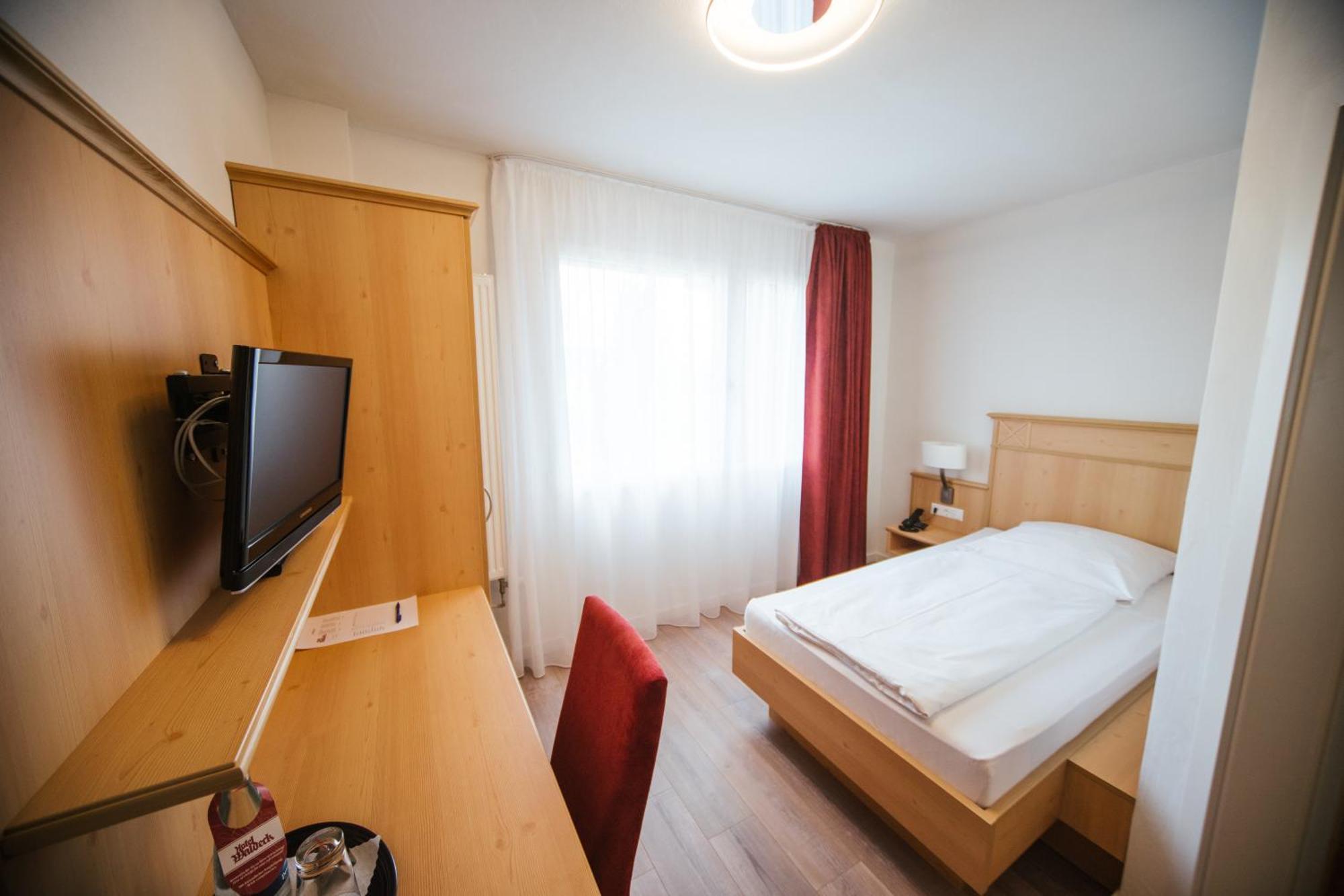 Hotel Waldeck Mit Restaurant "Florian'S" フェルトベルク 部屋 写真