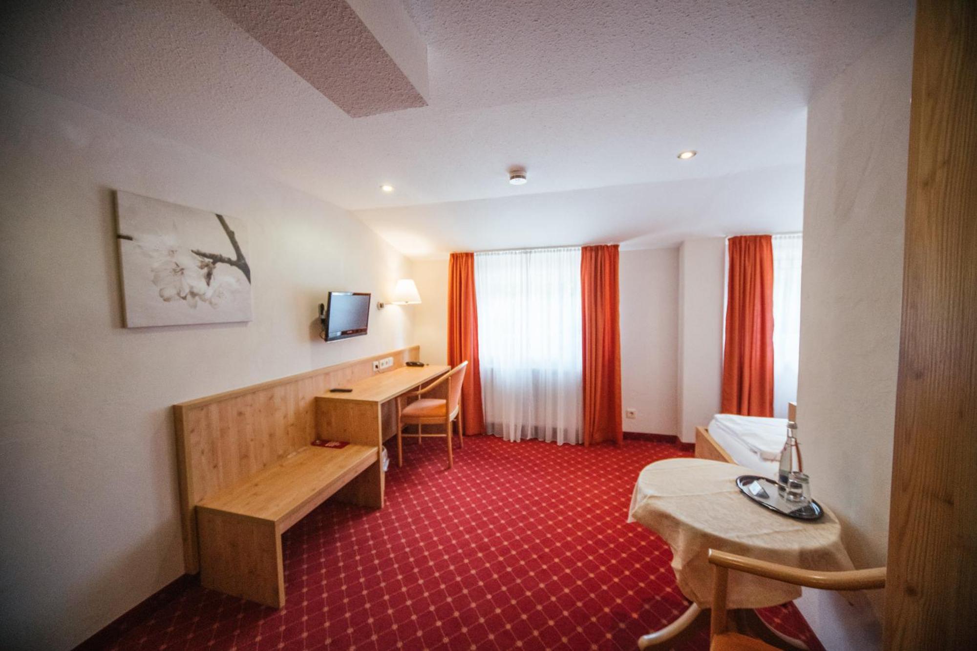 Hotel Waldeck Mit Restaurant "Florian'S" フェルトベルク 部屋 写真