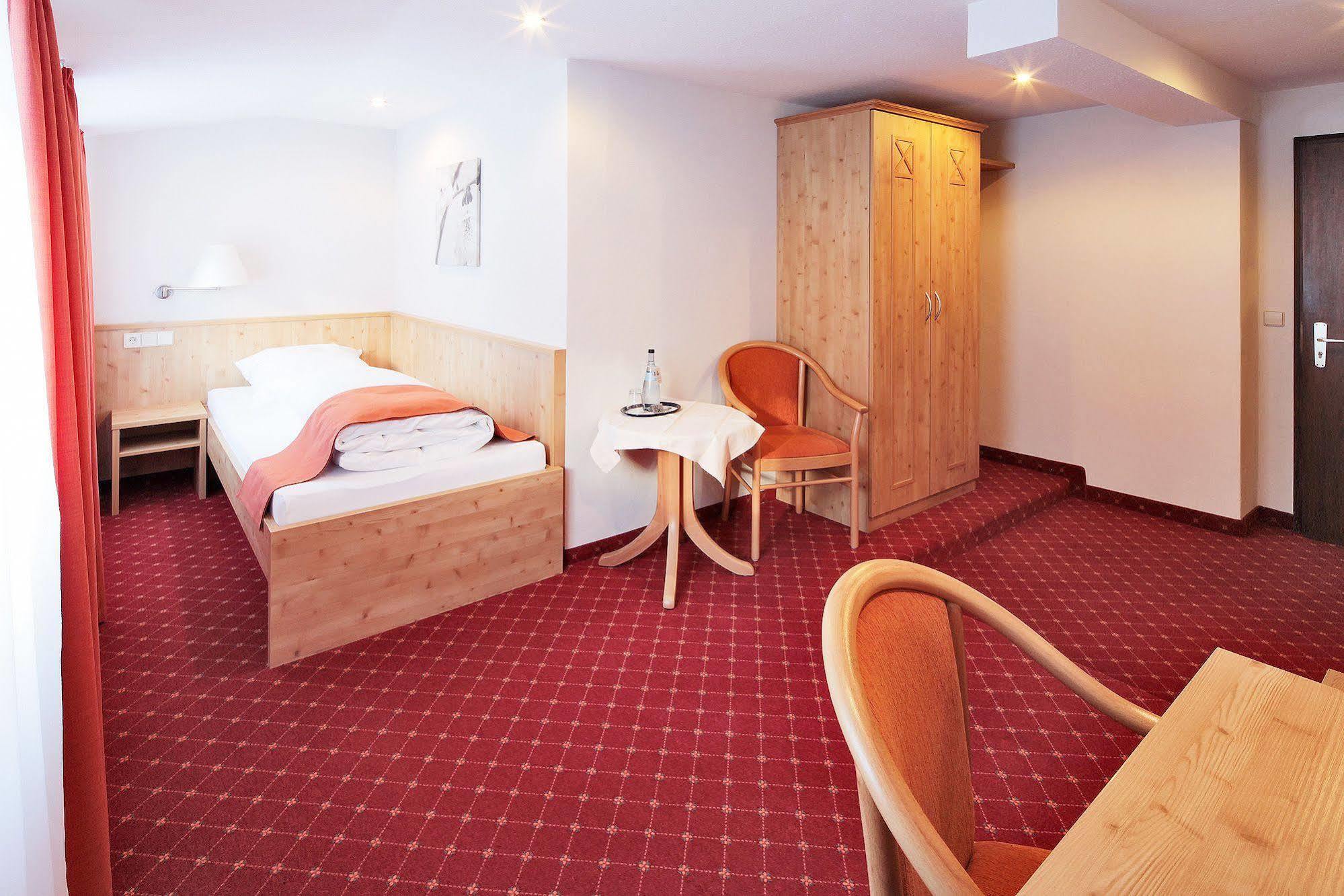 Hotel Waldeck Mit Restaurant "Florian'S" フェルトベルク エクステリア 写真