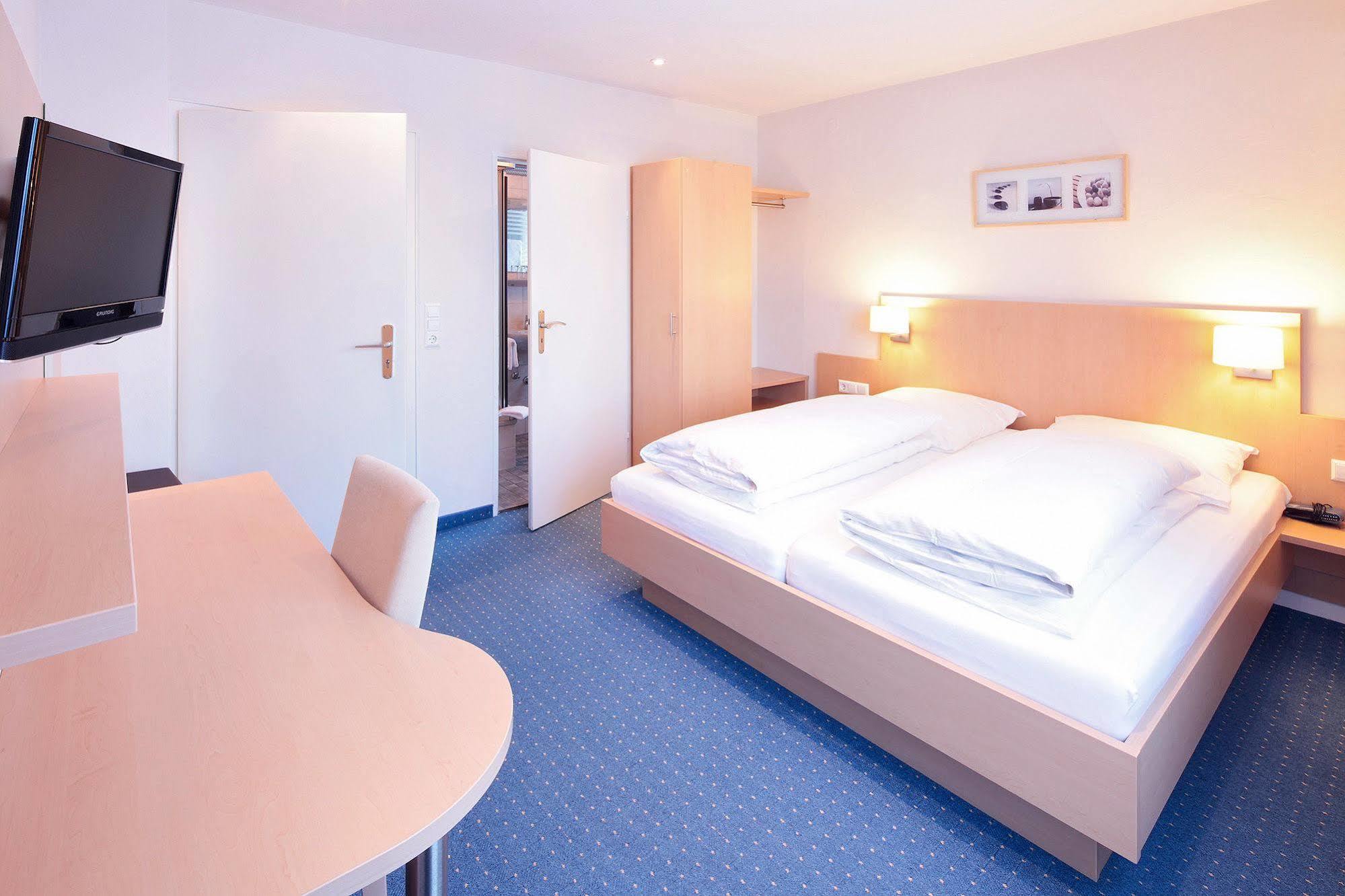 Hotel Waldeck Mit Restaurant "Florian'S" フェルトベルク エクステリア 写真