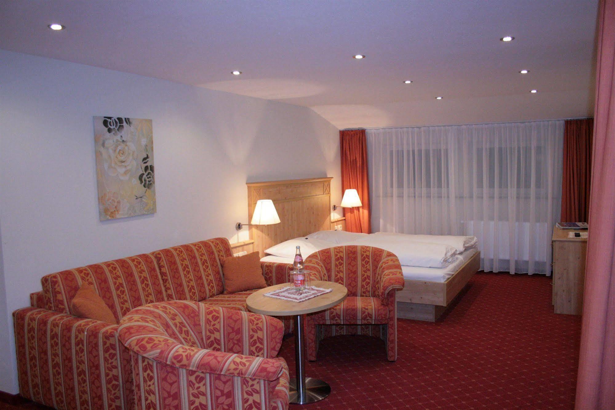 Hotel Waldeck Mit Restaurant "Florian'S" フェルトベルク エクステリア 写真