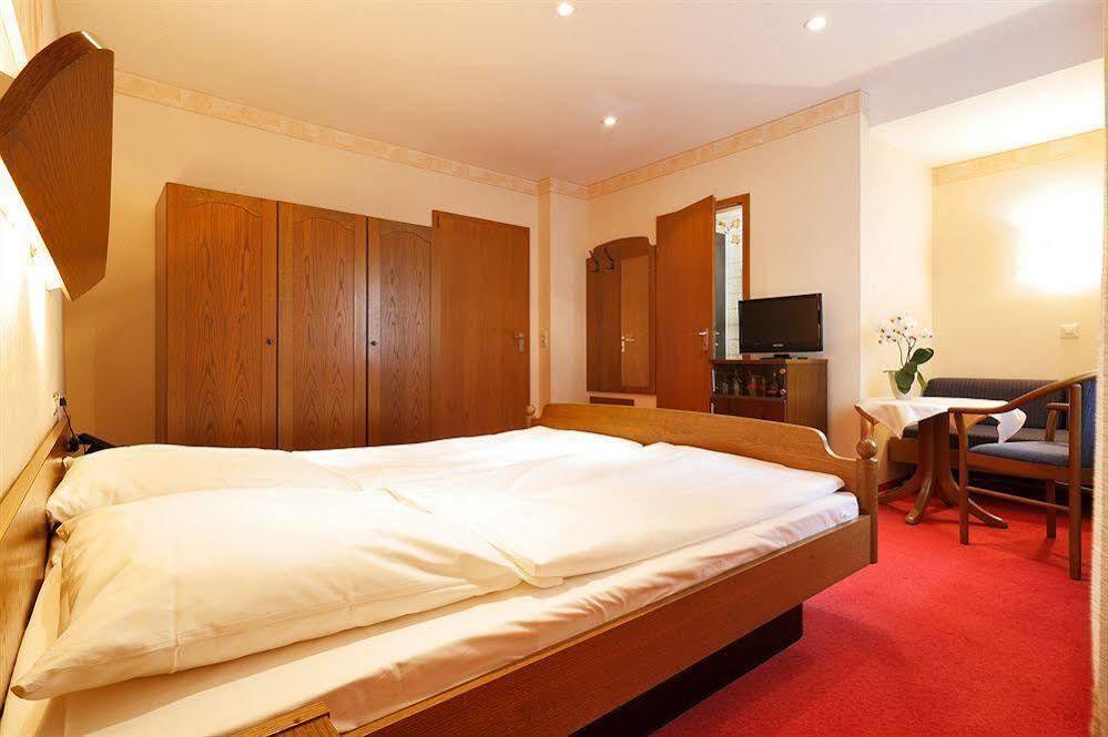 Hotel Waldeck Mit Restaurant "Florian'S" フェルトベルク エクステリア 写真